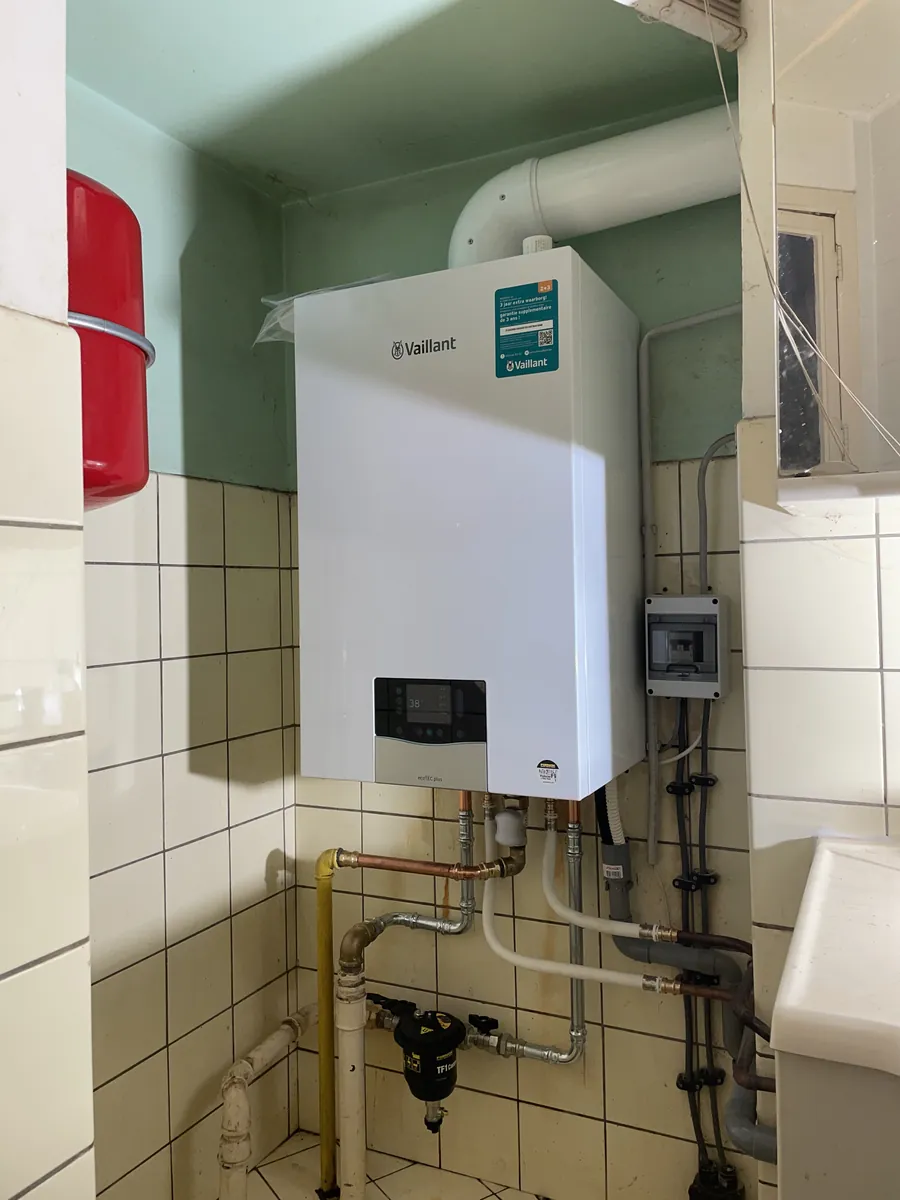 Chaudière murale gaz installée dans une buanderie