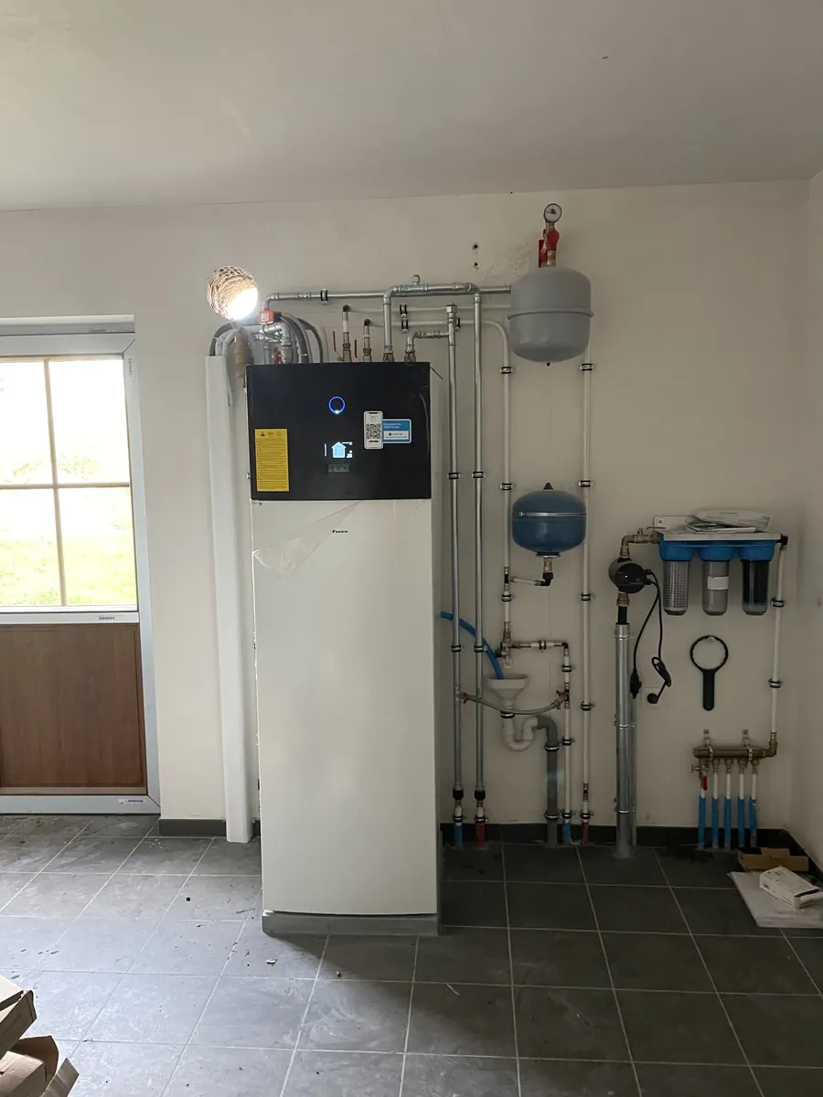 Local technique avec pompe à chaleur et traitement d'eau