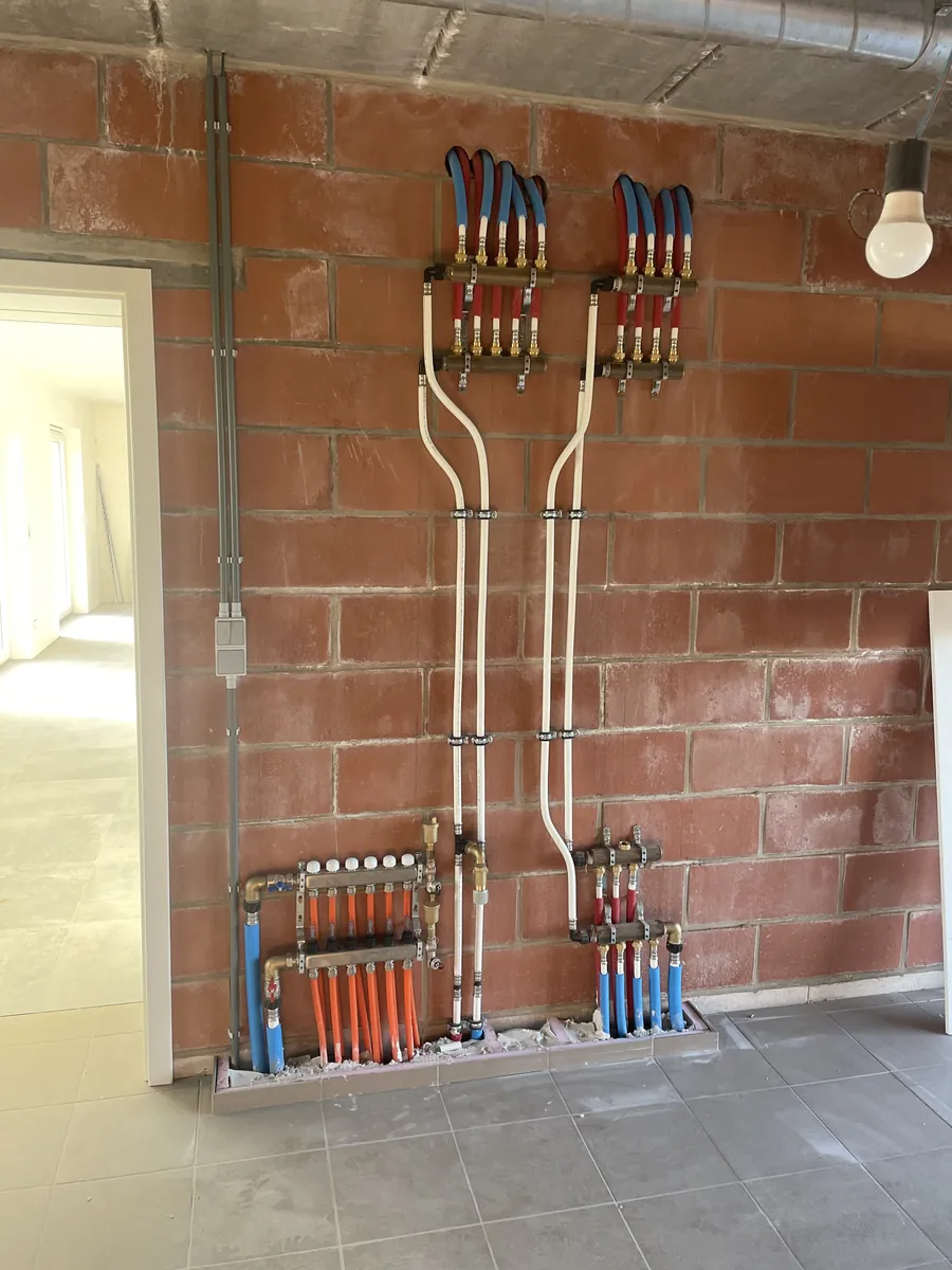 Distribution sanitaire multicouche sur mur en briques