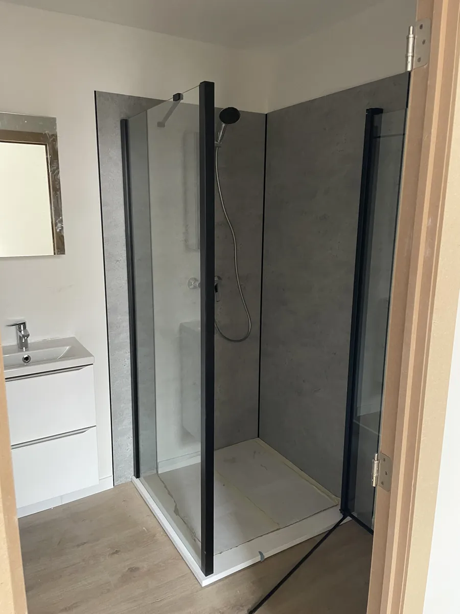 Salle de bains avec douche à l’italienne