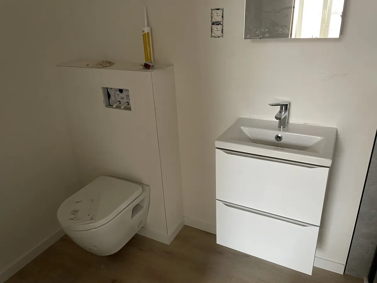 WC suspendu et meuble vasque installés